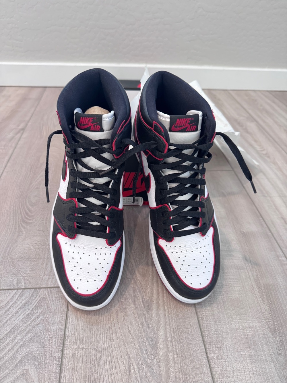 AIR JORDAN 1 HIGH OG
"BLOODLINE / MEANT TO FLY" Black Laces and Original Box